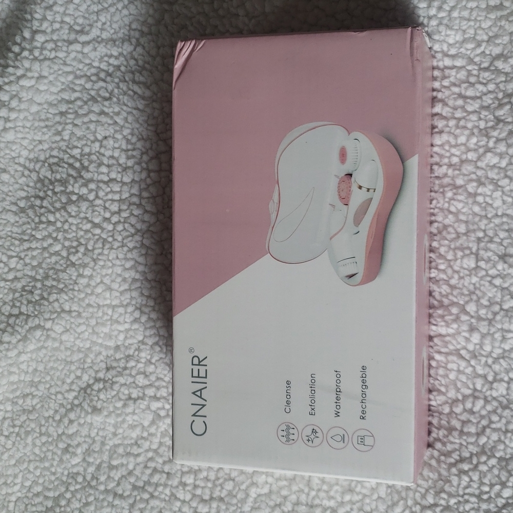 Facial cleansing brush